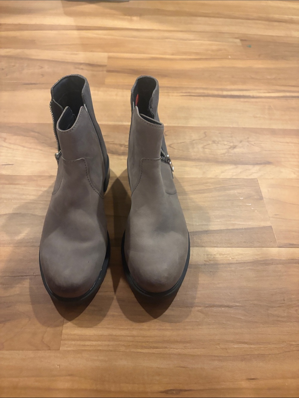 Sorel women Gray Chukka Zip Boots